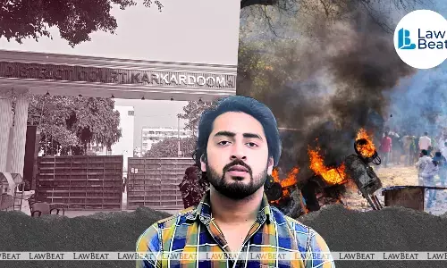 Shahrukh Pathan aiming a gun at a Delhi Police constable during the 2020 North-East Delhi riots.