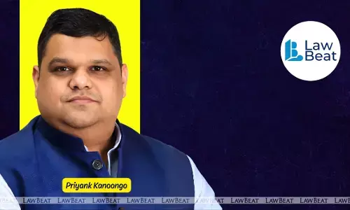 Child using smartphone highlighting digital privacy risks and data protection concerns in India.